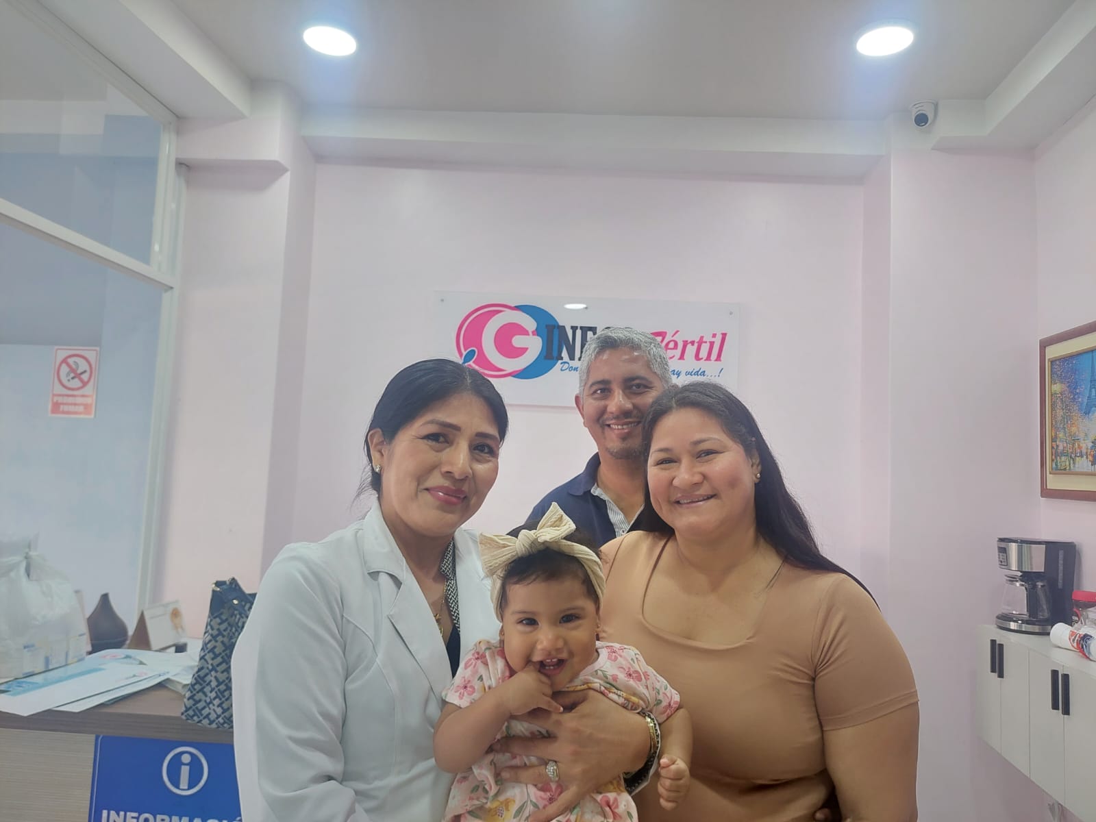Feliz familia celebrando nacimiento por fecundación in vitro en Guayaquil